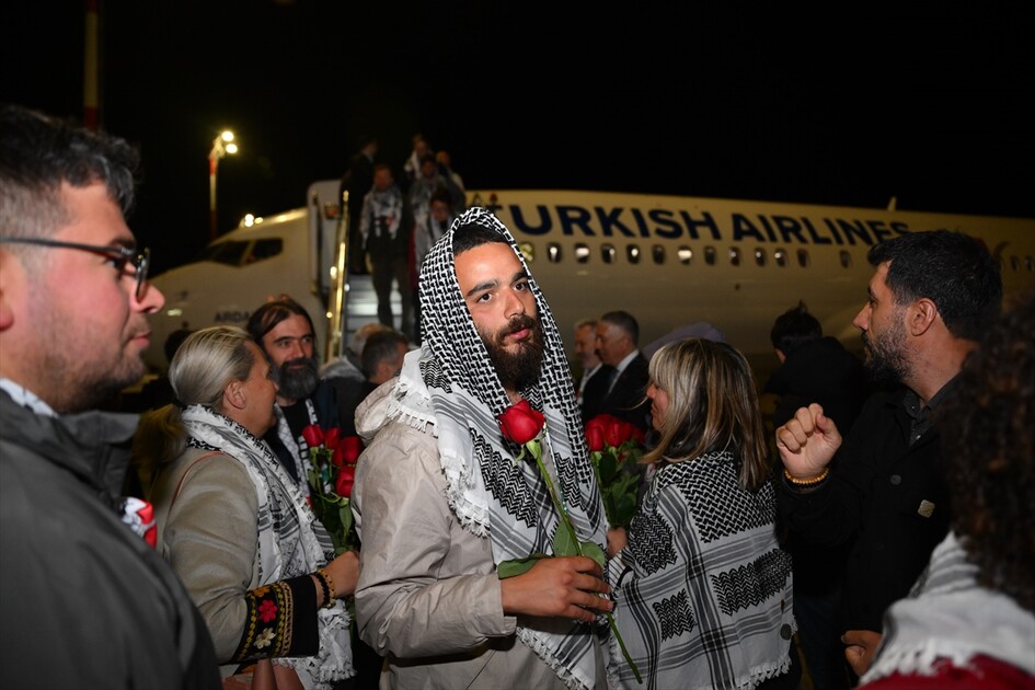 İsrail saldırısında alıkonulan Küresel Sumud Filosu aktivistleri Türkiye'ye getirildi
