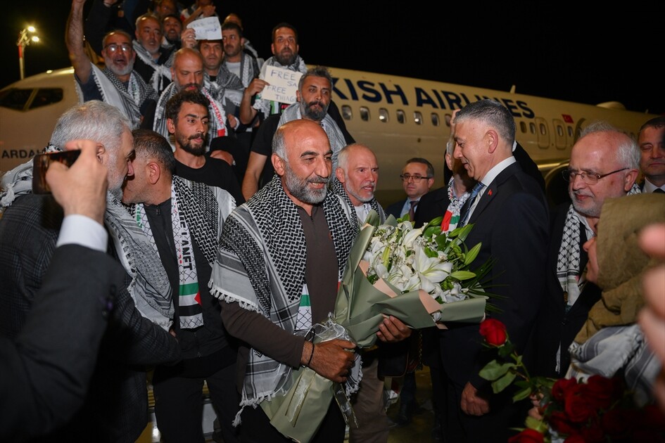 İsrail saldırısında alıkonulan Küresel Sumud Filosu aktivistleri Türkiye'ye getirildi