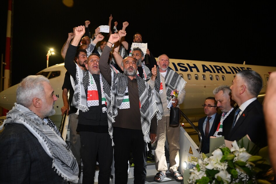 İsrail saldırısında alıkonulan Küresel Sumud Filosu aktivistleri Türkiye'ye getirildi