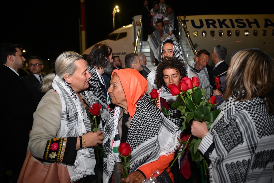 İsrail saldırısında alıkonulan Küresel Sumud Filosu aktivistleri Türkiye'ye getirildi
