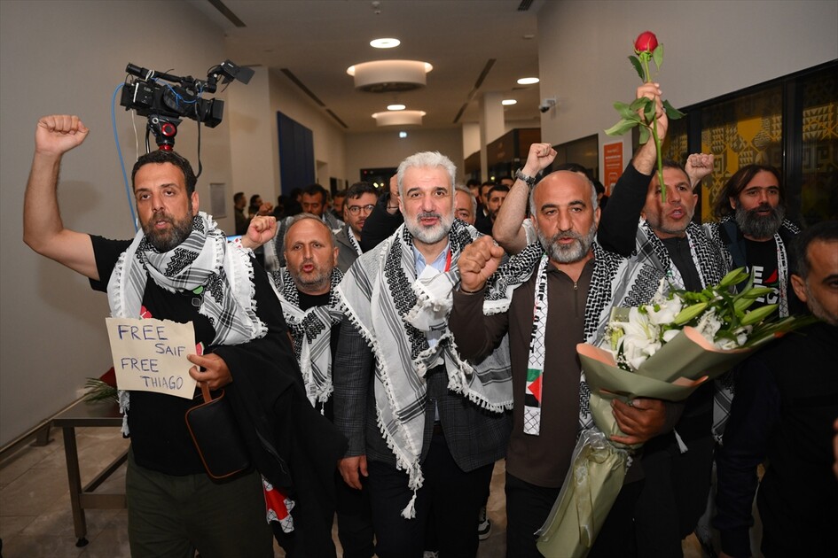İsrail saldırısında alıkonulan Küresel Sumud Filosu aktivistleri Türkiye'ye getirildi