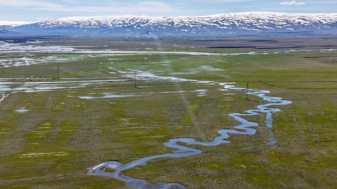 Ardahan'da kar sularıyla debisi y&uuml;kselen Kura Nehri dronla g&ouml;r&uuml;nt&uuml;lendi