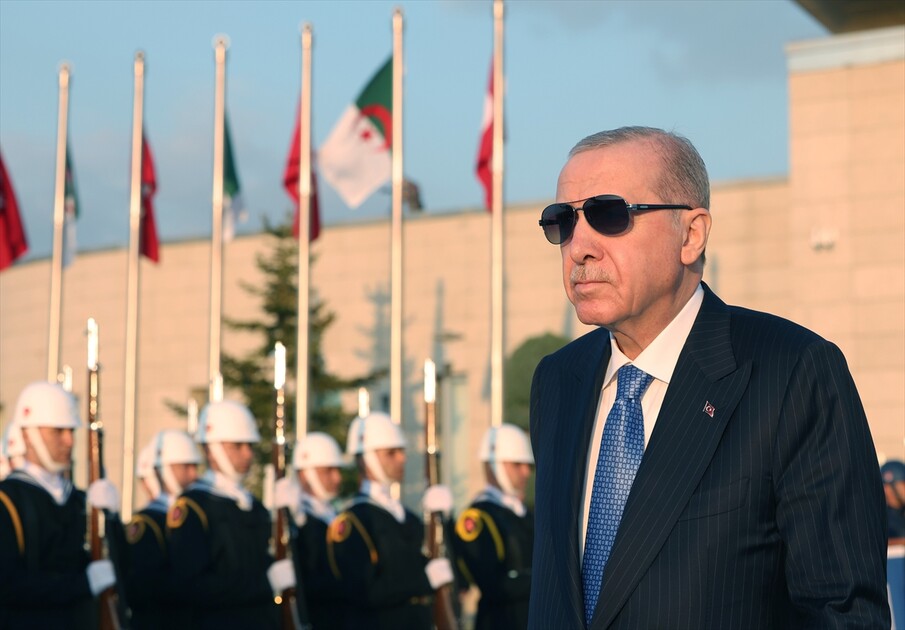 الرئيس أردوغان يستقبل نظيره الجزائري في مطار أسنبوغا بأنقرة