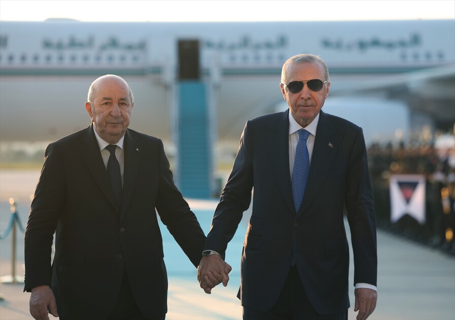 الرئيس أردوغان يستقبل نظيره الجزائري في مطار أسنبوغا بأنقرة