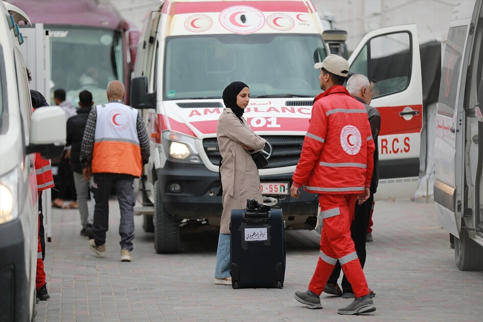 Gazze'de bir grup hasta Refah Sınır Kapısı'ndan tahliye edilmek üzere yola çıktı