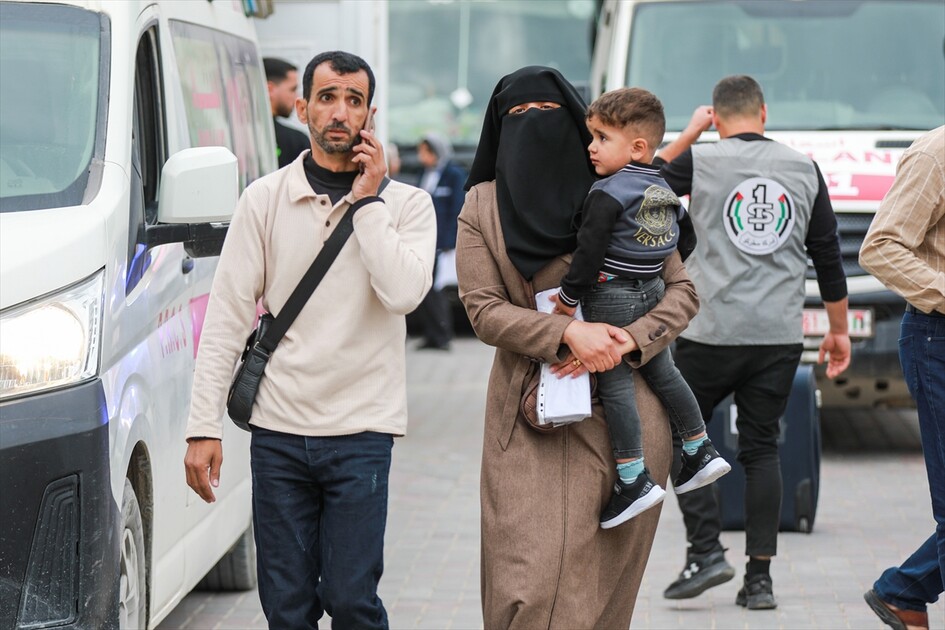 Gazze'de bir grup hasta Refah Sınır Kapısı'ndan tahliye edilmek üzere yola çıktı
