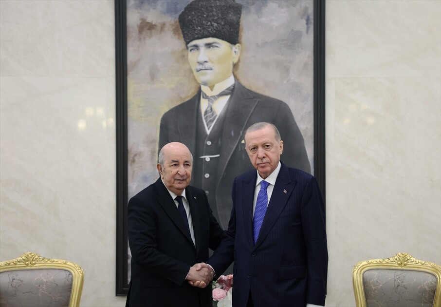الرئيس أردوغان يستقبل نظيره الجزائري في مطار أسنبوغا بأنقرة