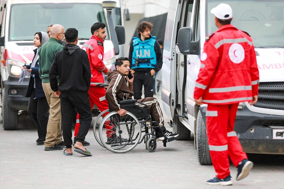 Gazze'de bir grup hasta Refah Sınır Kapısı'ndan tahliye edilmek üzere yola çıktı