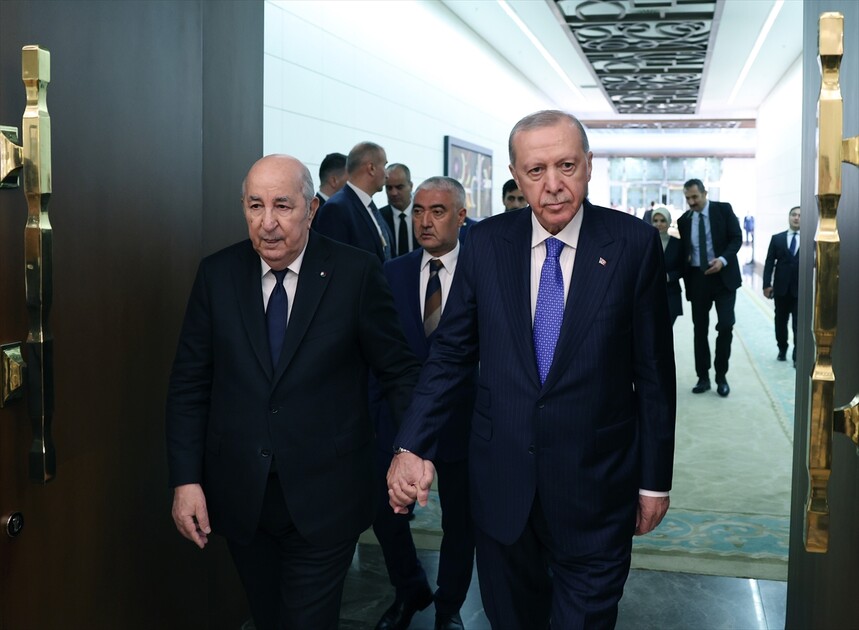 الرئيس أردوغان يستقبل نظيره الجزائري في مطار أسنبوغا بأنقرة