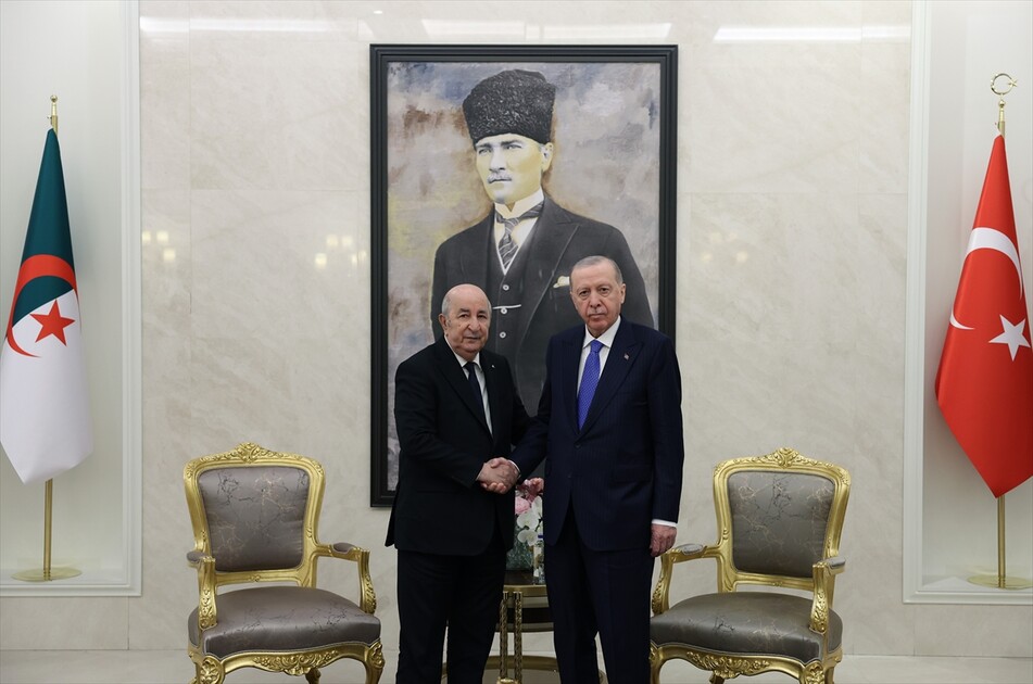الرئيس أردوغان يستقبل نظيره الجزائري في مطار أسنبوغا بأنقرة