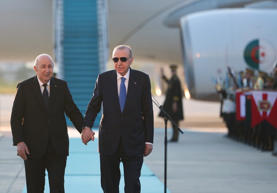 الرئيس أردوغان يستقبل نظيره الجزائري في مطار أسنبوغا بأنقرة