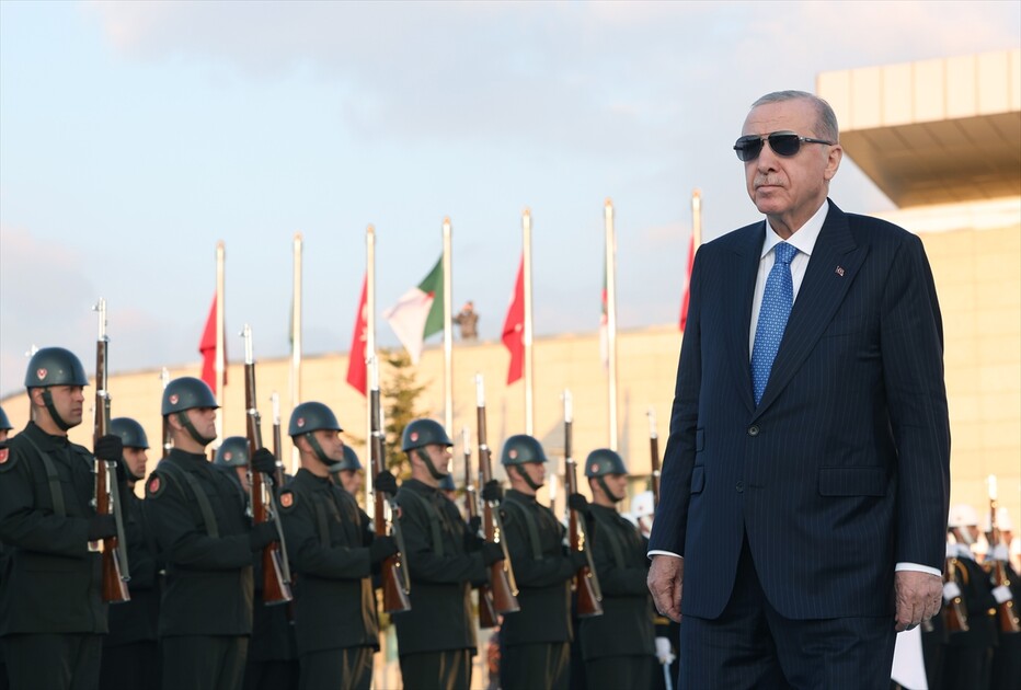 الرئيس أردوغان يستقبل نظيره الجزائري في مطار أسنبوغا بأنقرة