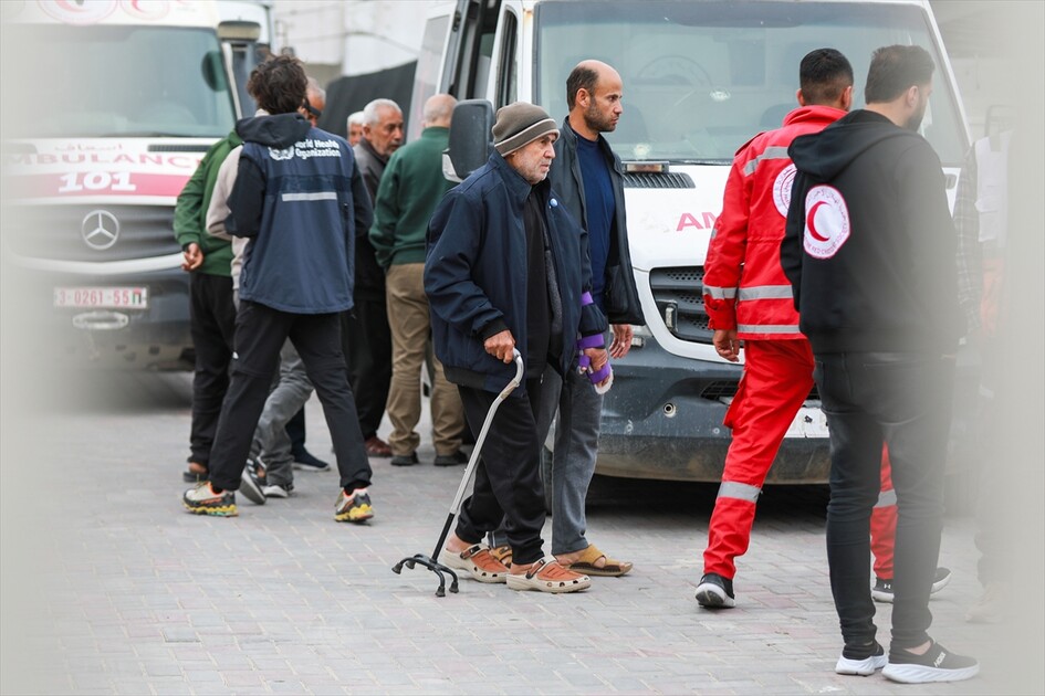 Gazze'de bir grup hasta Refah Sınır Kapısı'ndan tahliye edilmek üzere yola çıktı