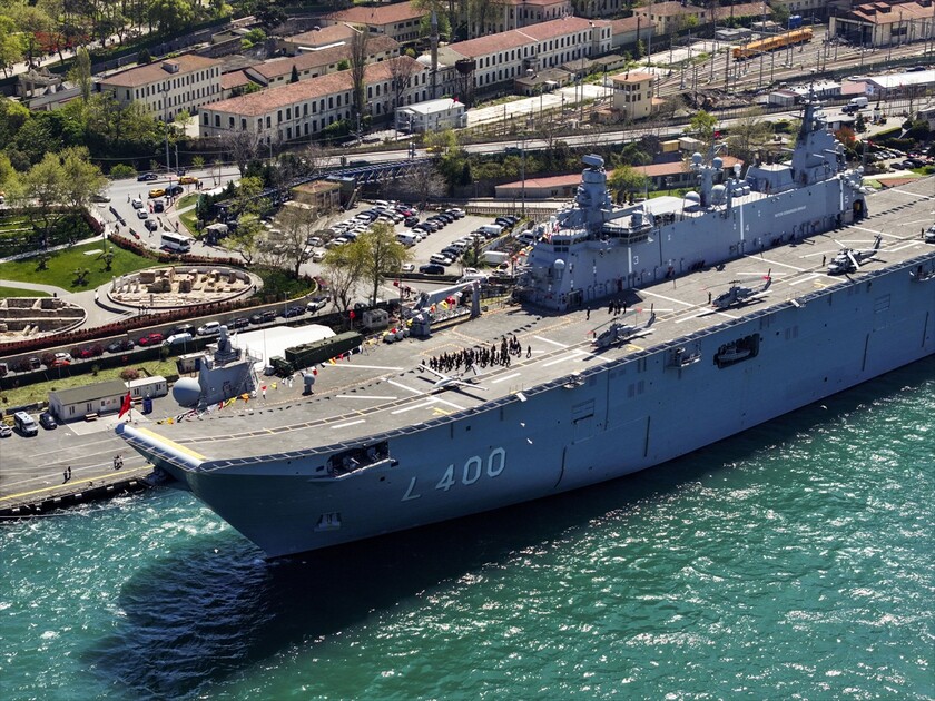 TCG Anadolu gemisi Sarayburnu'na demirledi
