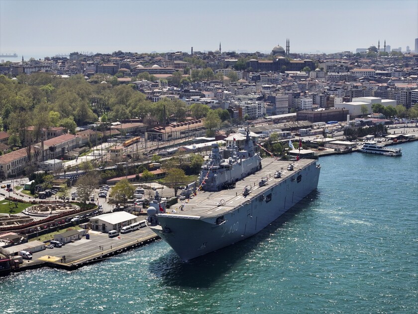 TCG Anadolu gemisi Sarayburnu'na demirledi