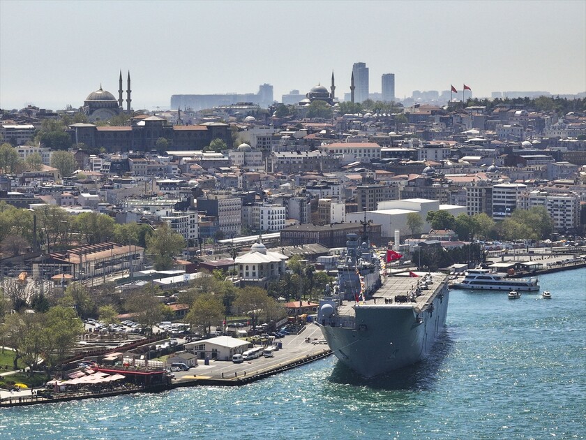 TCG Anadolu gemisi Sarayburnu'na demirledi