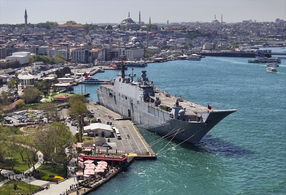 TCG Anadolu gemisi Sarayburnu'na demirledi