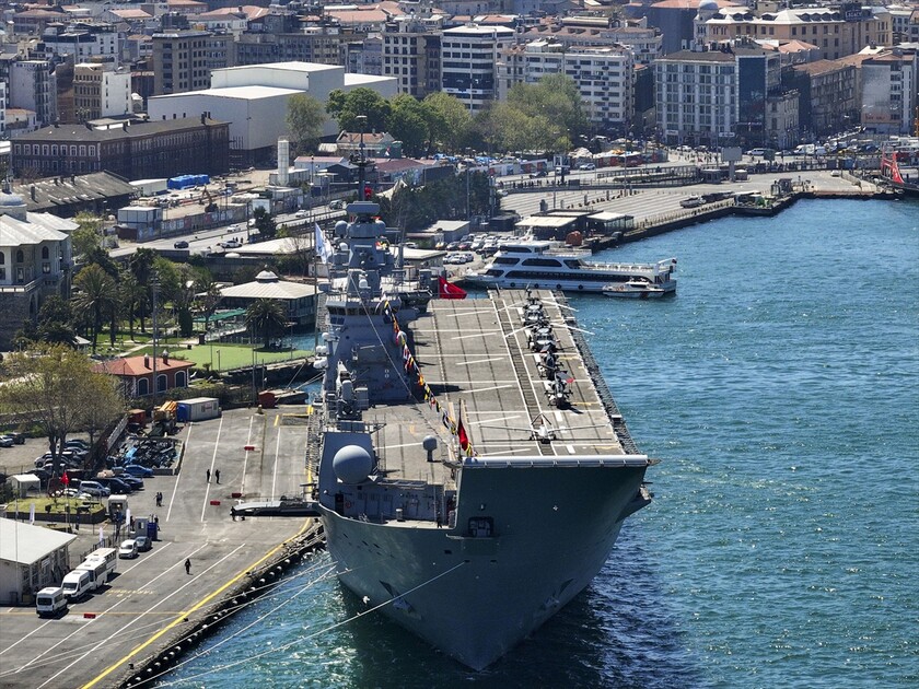 TCG Anadolu gemisi Sarayburnu'na demirledi