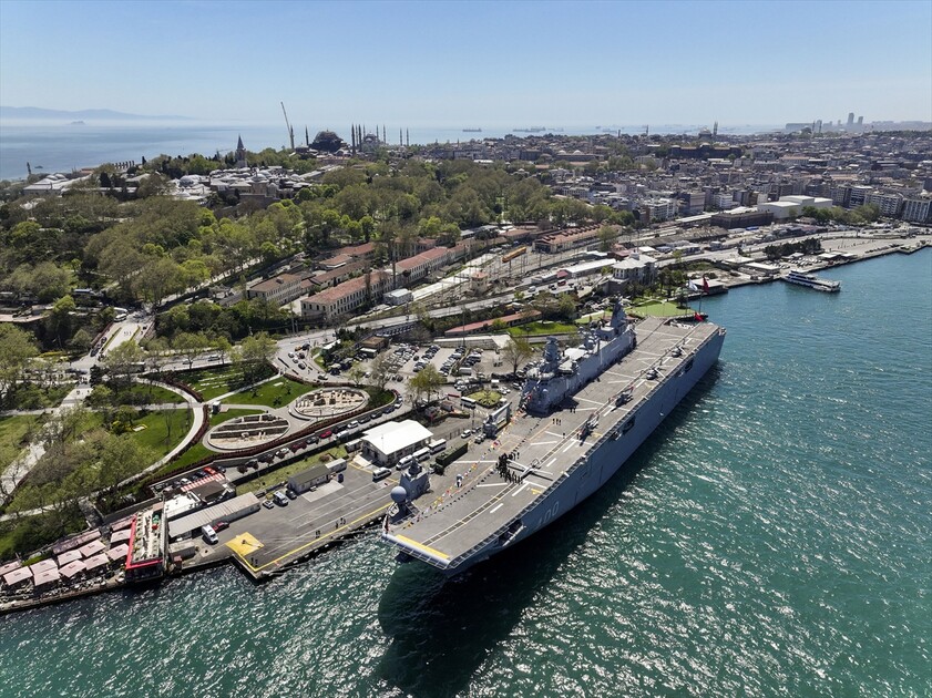 TCG Anadolu gemisi Sarayburnu'na demirledi
