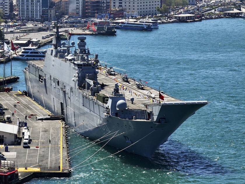 TCG Anadolu gemisi Sarayburnu'na demirledi