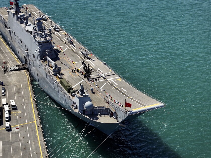 TCG Anadolu gemisi Sarayburnu'na demirledi