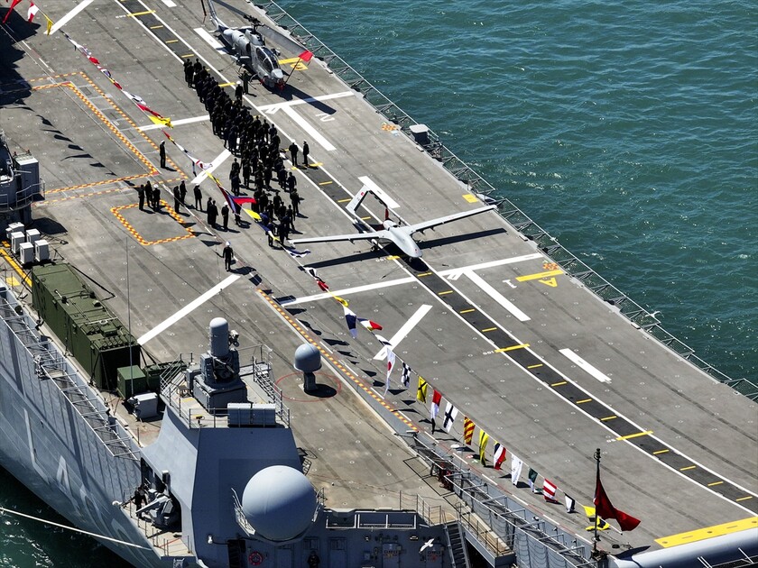 TCG Anadolu gemisi Sarayburnu'na demirledi