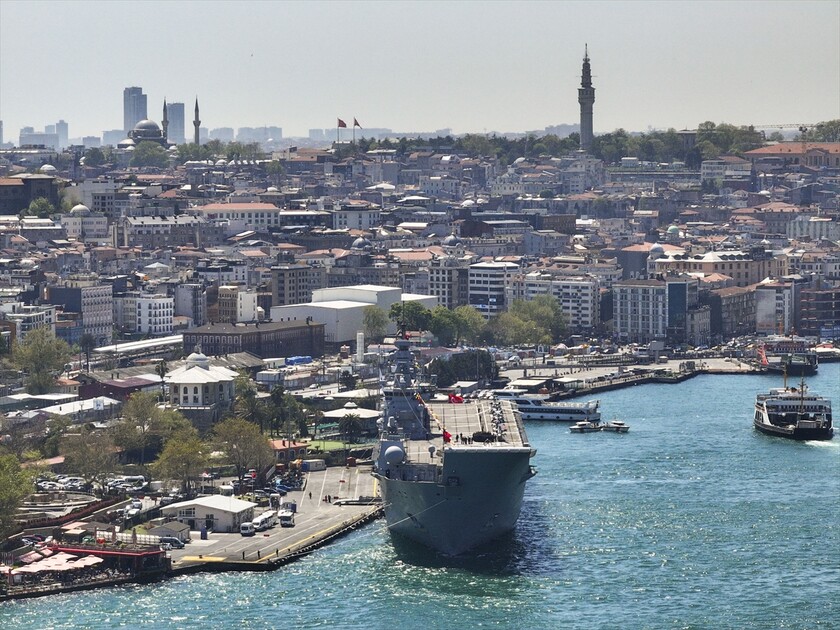 TCG Anadolu gemisi Sarayburnu'na demirledi