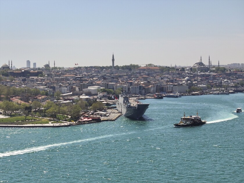TCG Anadolu gemisi Sarayburnu'na demirledi