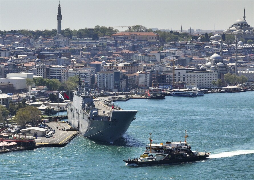 TCG Anadolu gemisi Sarayburnu'na demirledi