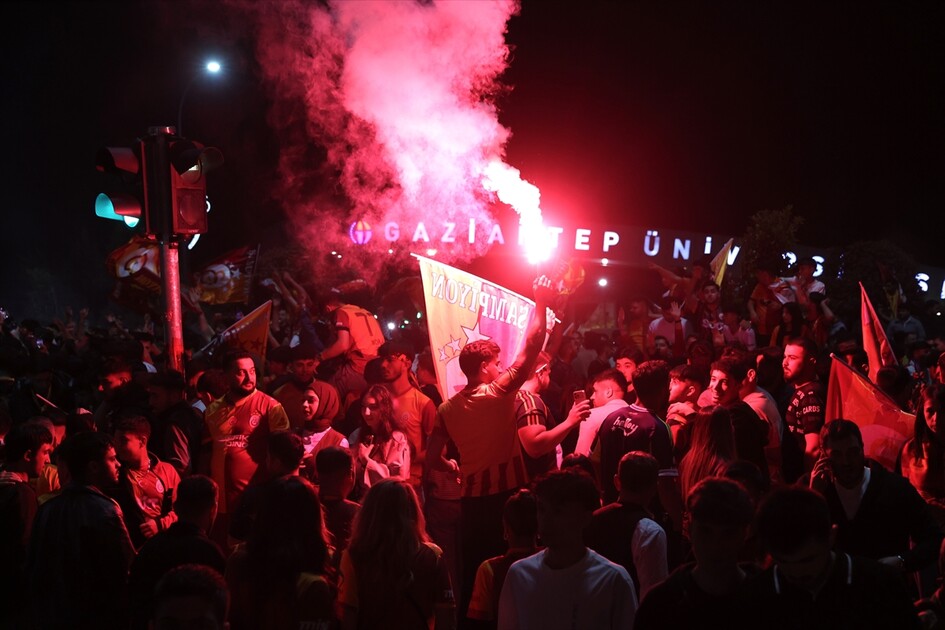 Galatasaraylı taraftarlar 26. şampiyonluğunu kutluyor