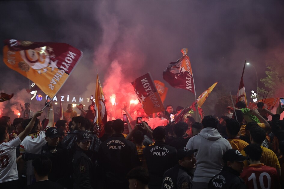 Galatasaraylı taraftarlar 26. şampiyonluğunu kutluyor