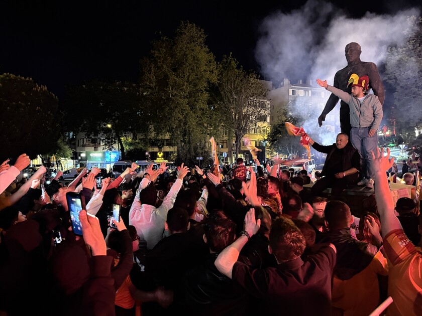 Galatasaraylı taraftarlar 26. şampiyonluğunu kutluyor