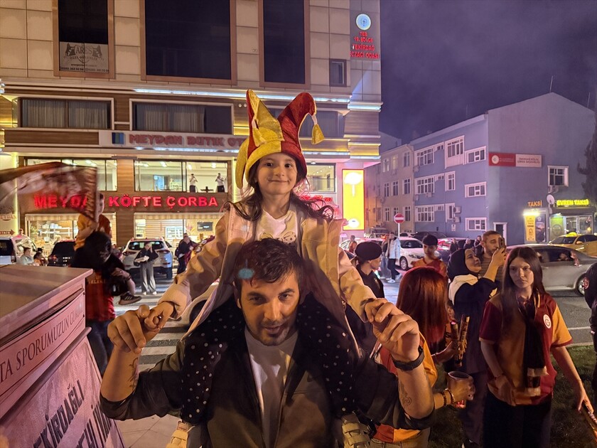 Galatasaraylı taraftarlar 26. şampiyonluğunu kutluyor