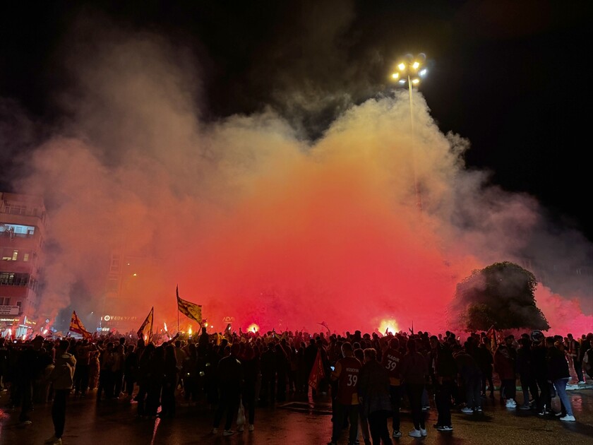 Galatasaraylı taraftarlar 26. şampiyonluğunu kutluyor