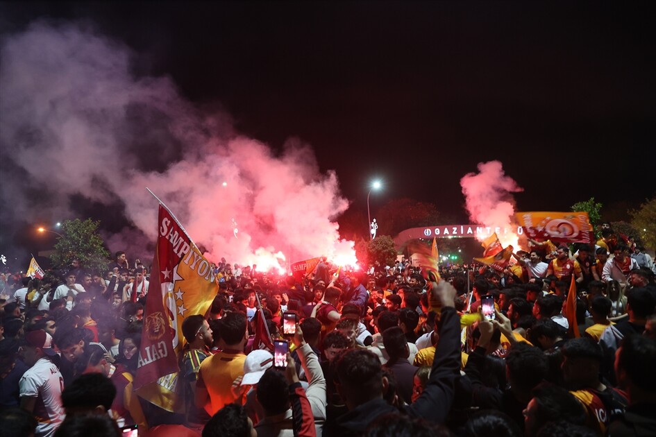 Galatasaraylı taraftarlar 26. şampiyonluğunu kutluyor