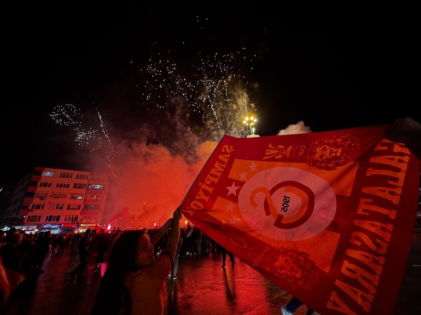 Galatasaraylı taraftarlar 26. şampiyonluğunu kutluyor