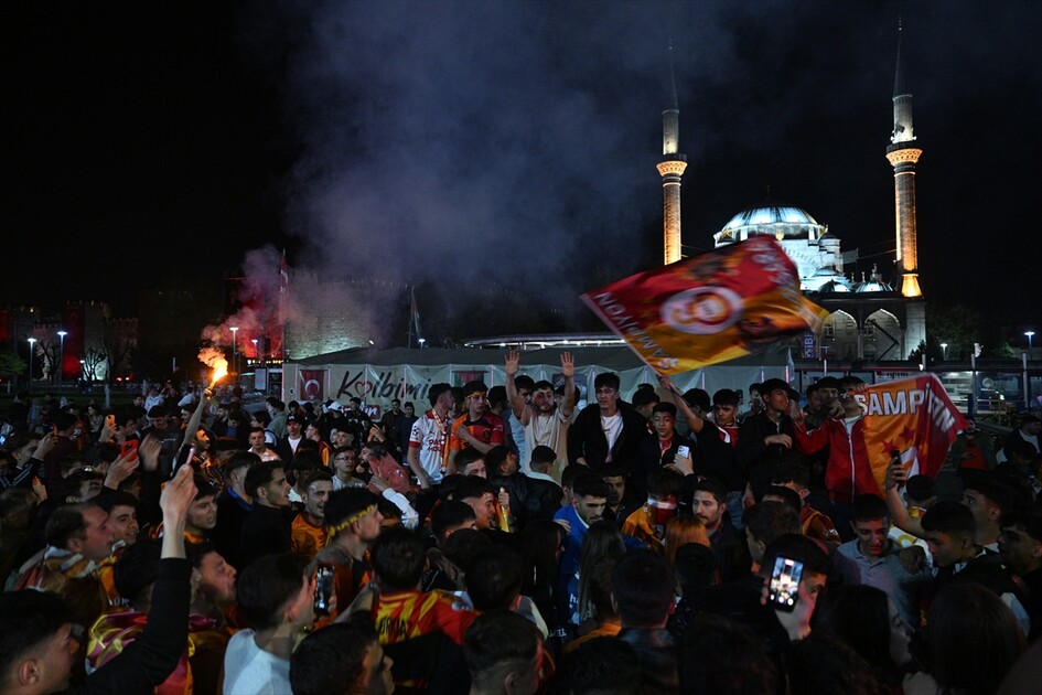 Galatasaraylı taraftarlar 26. şampiyonluğunu kutluyor