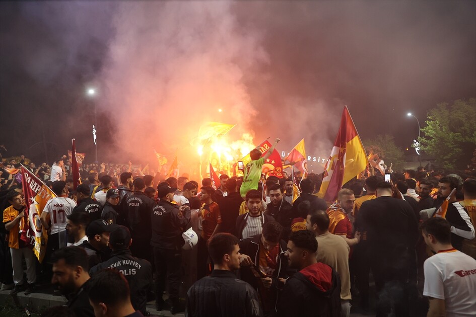 Galatasaraylı taraftarlar 26. şampiyonluğunu kutluyor