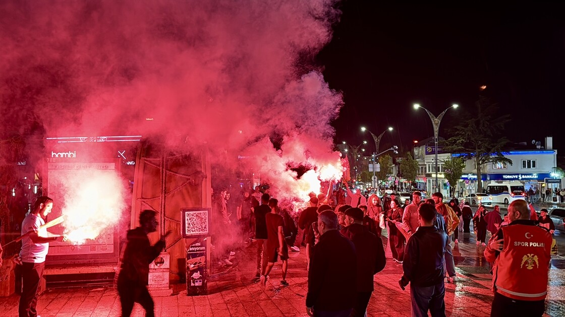 Galatasaraylı taraftarlar 26. şampiyonluğunu kutluyor