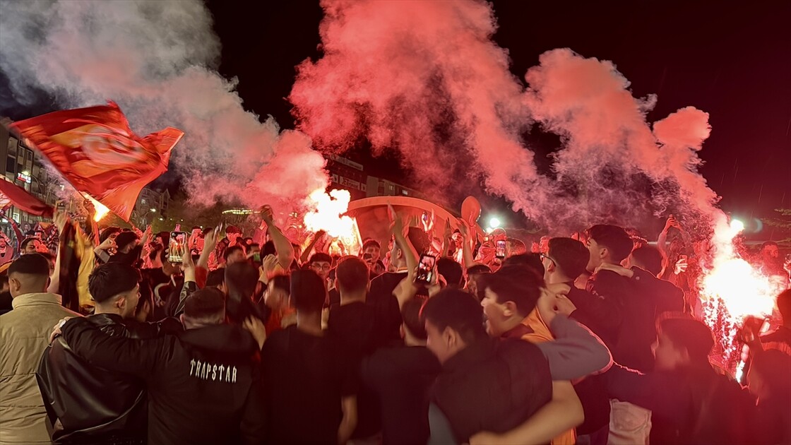 Galatasaraylı taraftarlar 26. şampiyonluğunu kutluyor