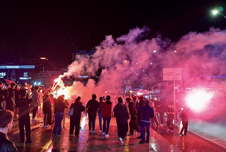 Galatasaraylı taraftarlar 26. şampiyonluğunu kutluyor