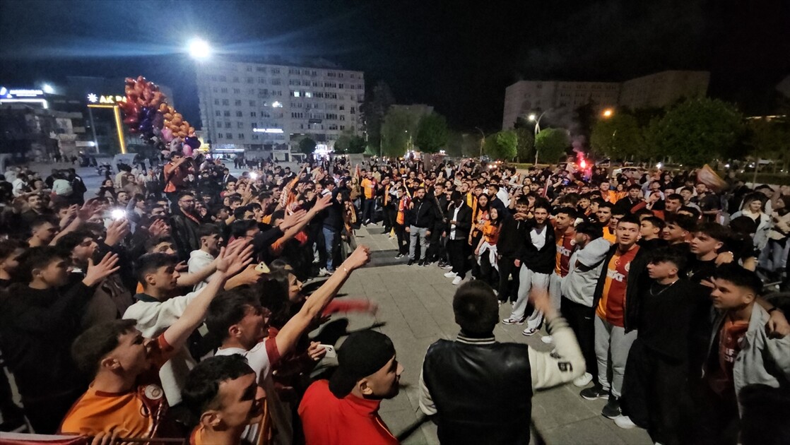 Galatasaraylı taraftarlar 26. şampiyonluğunu kutluyor