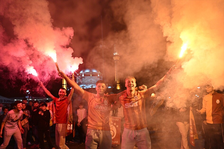Galatasaraylı taraftarlar 26. şampiyonluğunu kutluyor
