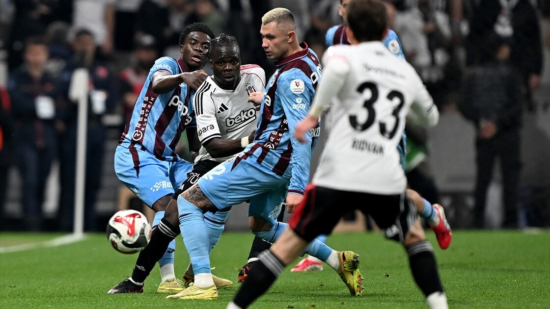 Beşiktaş, sezonun son iç saha maçında Trabzonspor'a yenildi