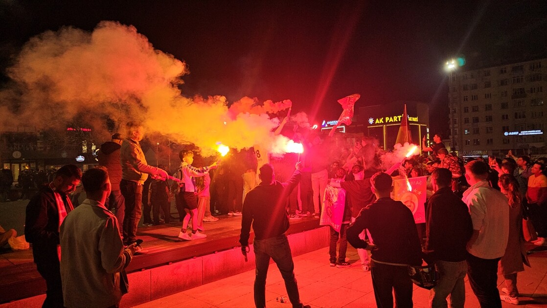 Galatasaraylı taraftarlar 26. şampiyonluğunu kutluyor