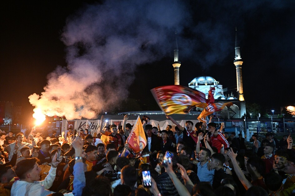 Galatasaraylı taraftarlar 26. şampiyonluğunu kutluyor