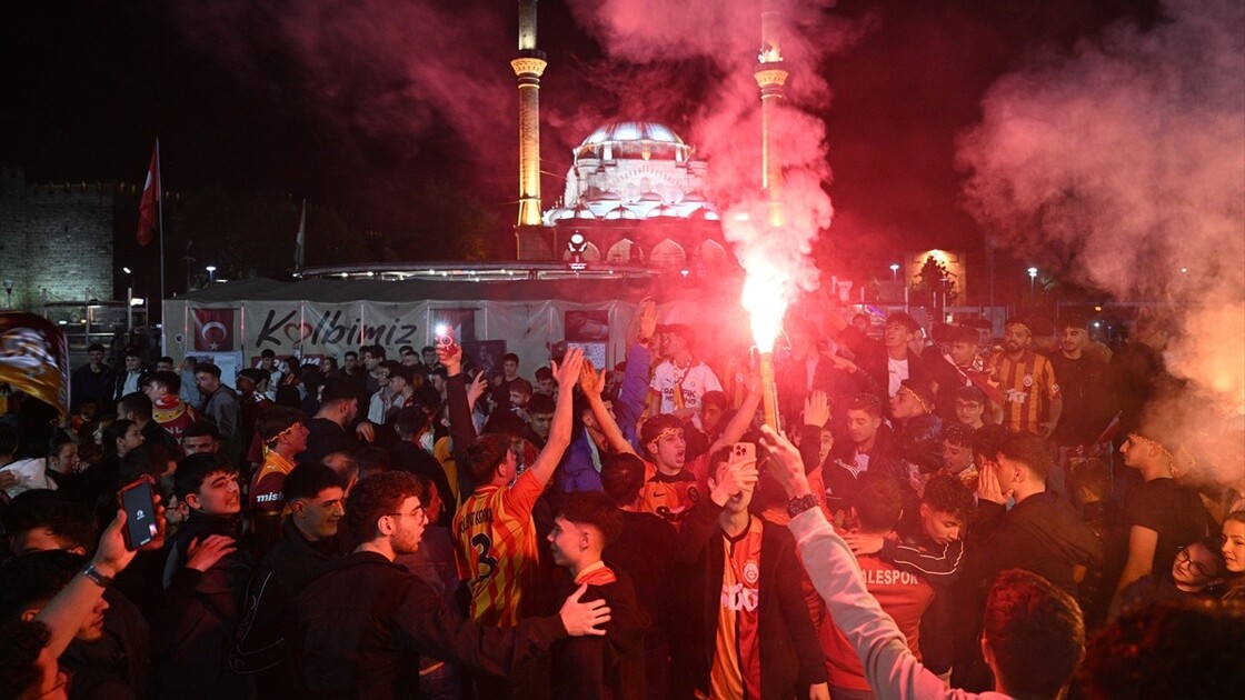 Galatasaraylı taraftarlar 26. şampiyonluğunu kutluyor