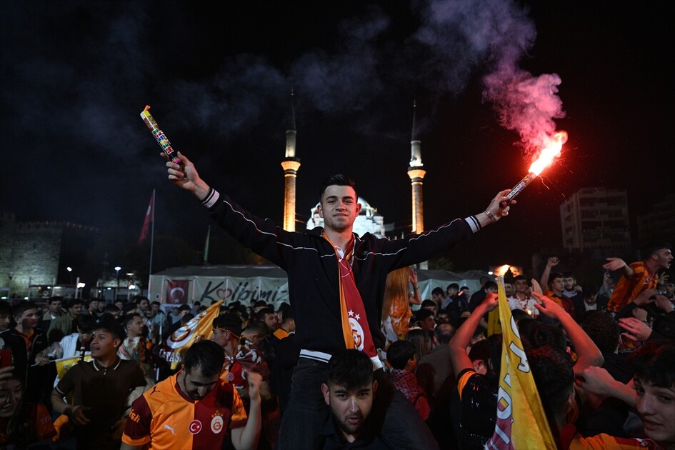 Galatasaraylı taraftarlar 26. şampiyonluğunu kutluyor