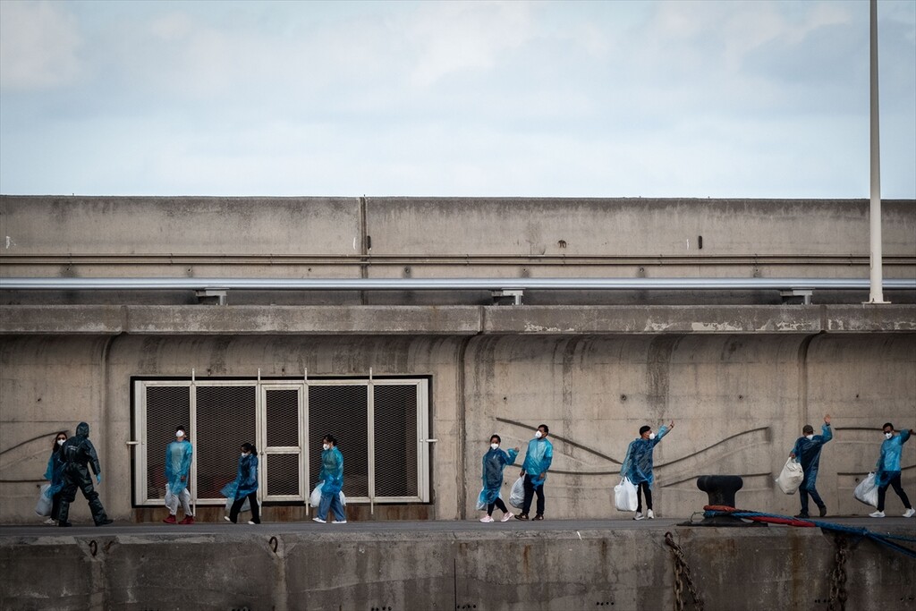 Passengers disembark from MV Hondius at Granadilla Port in Spain