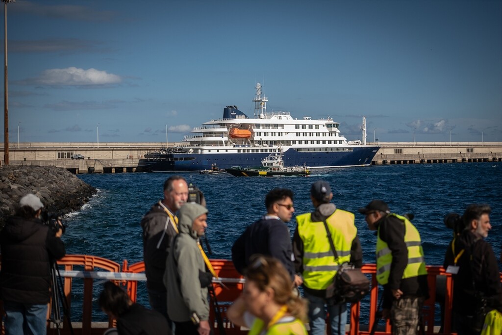 Passengers disembark from MV Hondius at Granadilla Port in Spain
